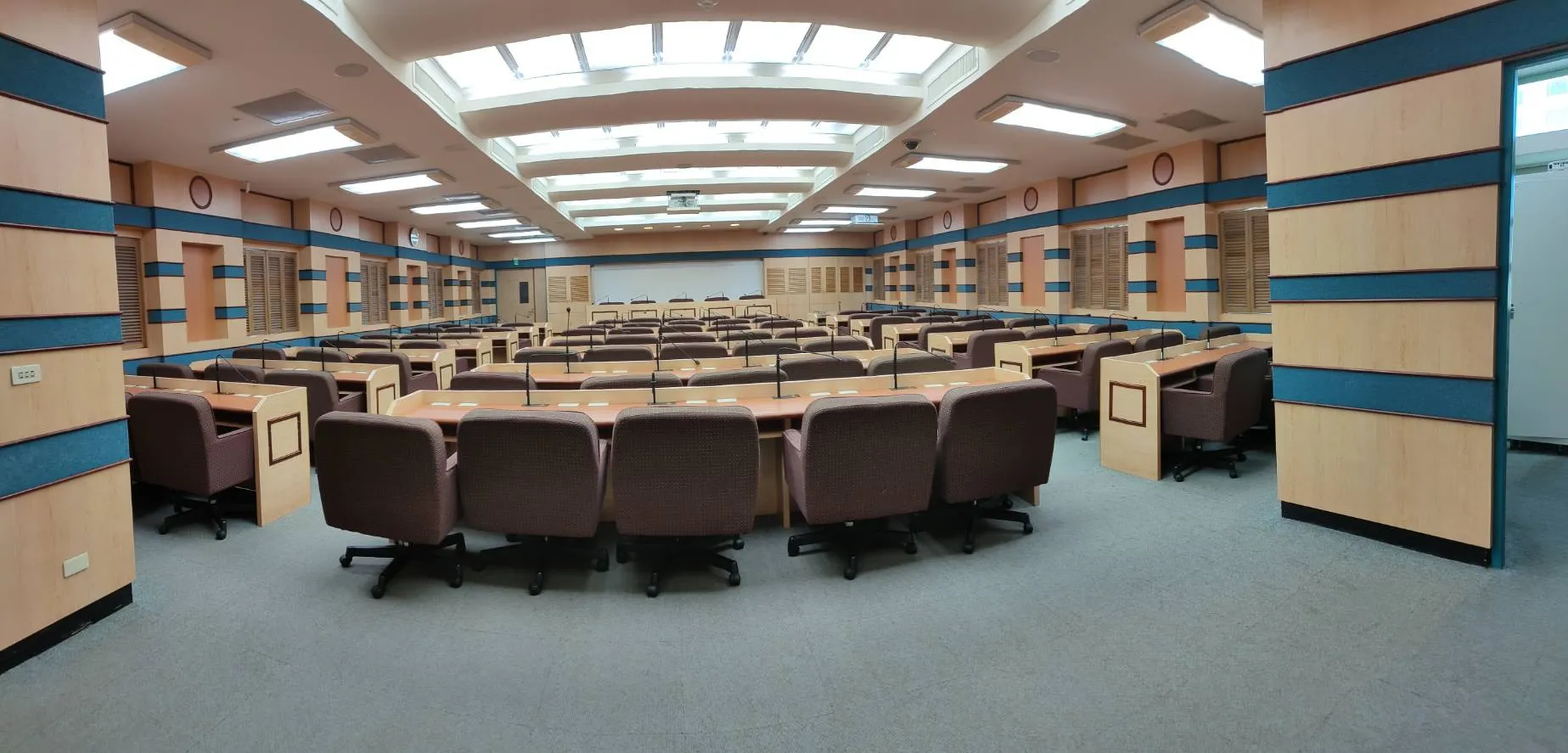 英才樓3樓R305橢圓會議室(20人) 
洽詢專線：(04)2218-3242、2218-3529、2218-3643（第 1 張／共 1 張）